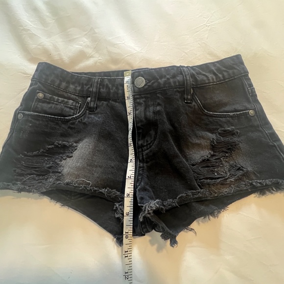 Sun & Shadow Distressed Denim Shorts-Size 25 - Picture 2 of 4